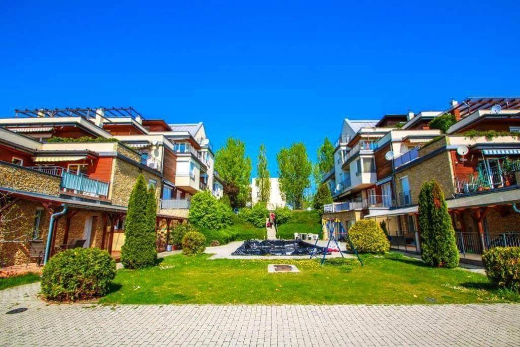 Cool & Pool Apartman Apartment Balatonfured Exterior photo